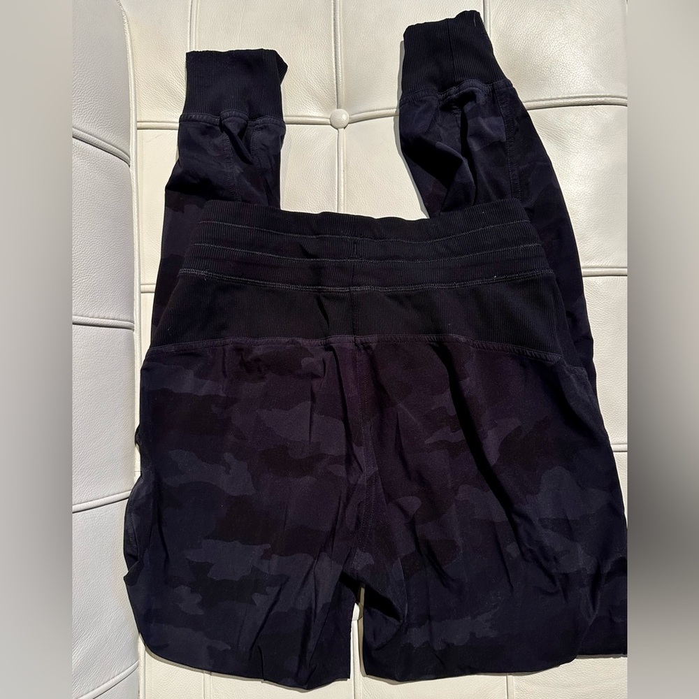 Lululemon Camouflage Black Joggers - Picture 4 of 8